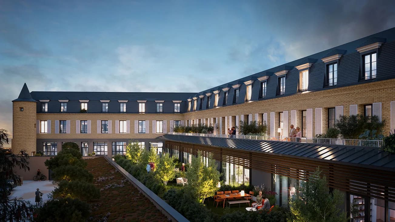Le Square Saint-Michel au Havre : ancien orphelinat réhabilité autour d'une cour plantée, terrasses au crépuscule, perspective
