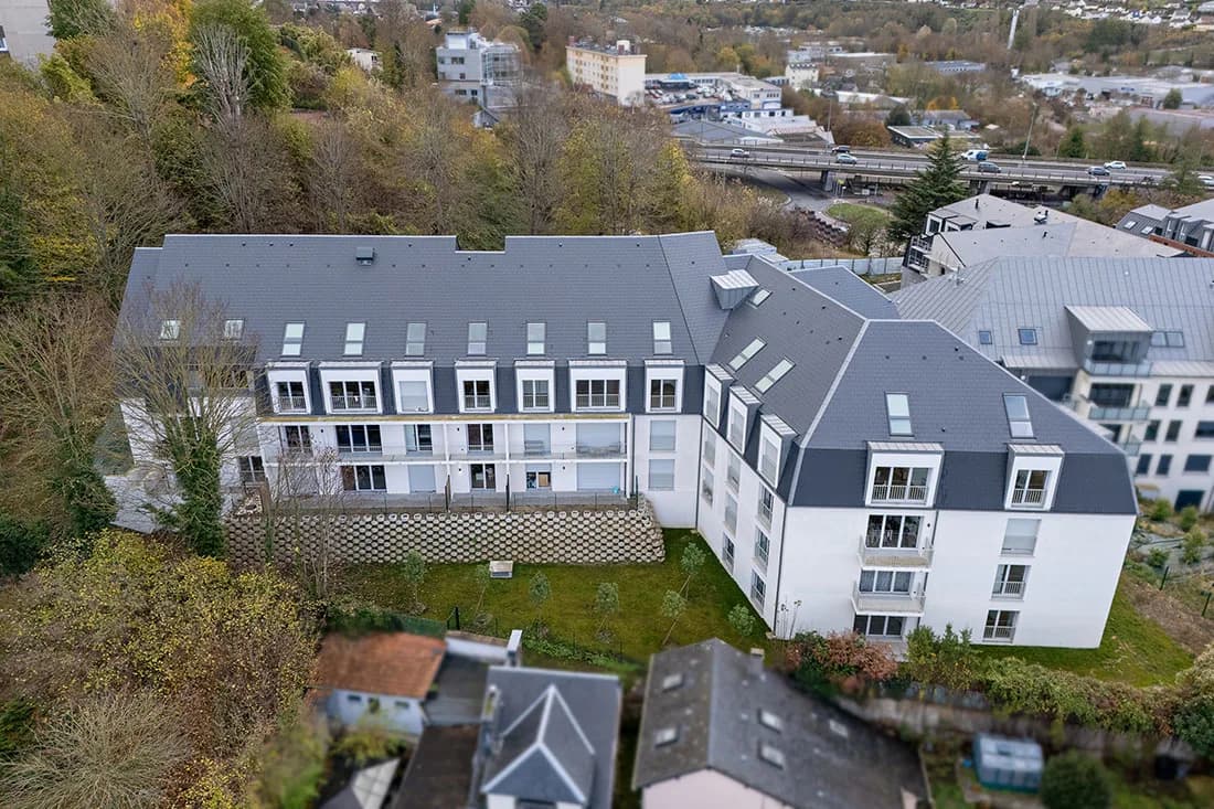 Reverso Rue Dargent à Rouen : résidence livrée aux toitures d'ardoise et lucarnes, vue aérienne