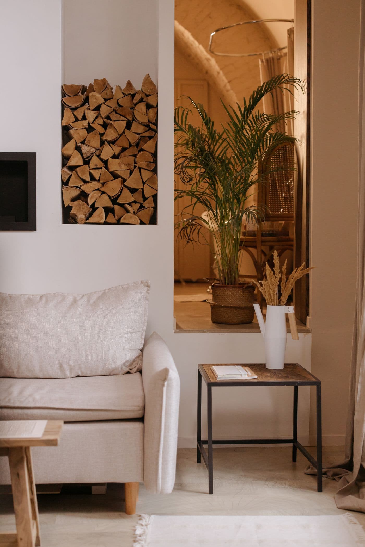 Salon contemporain chaleureux, décoration sobre et lumière douce