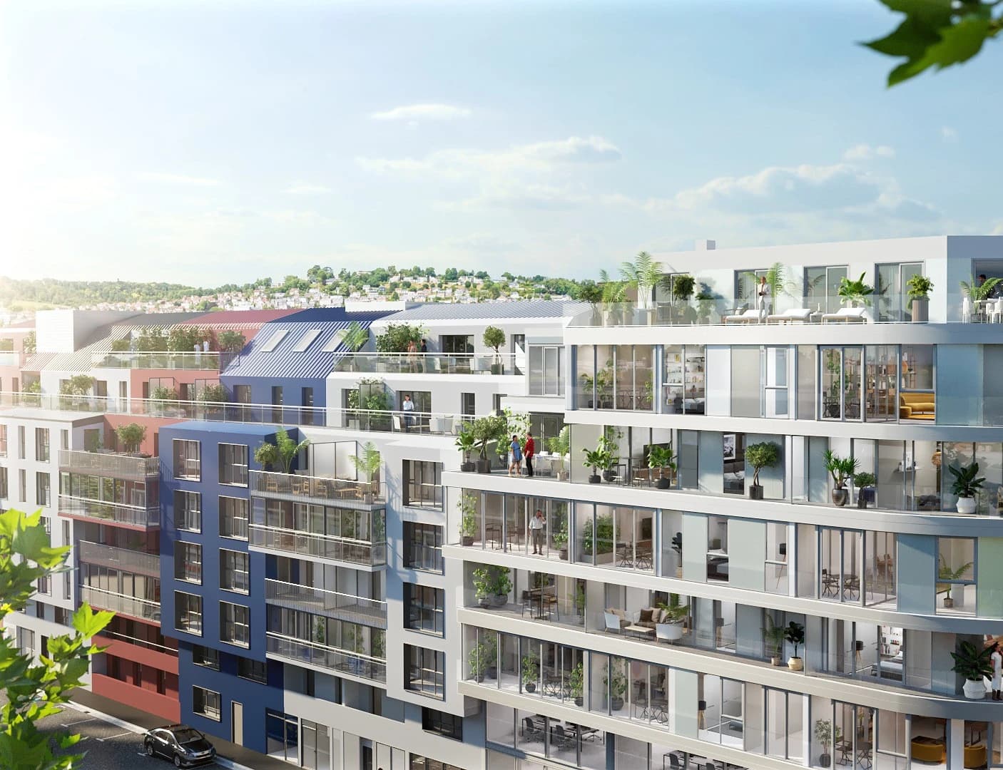 Perspective de Côté Pasteur : façade blanche à balcons filants et larges baies, terrasses plantées en attique, dans un îlot aux immeubles bleus et rouges, avec les coteaux de Rouen à l’horizon