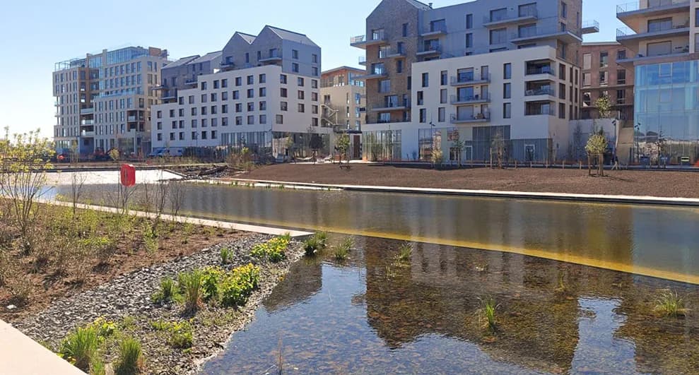 Gaïa et les nouveaux immeubles du quartier Flaubert au bord du bassin paysager, rive gauche de Rouen