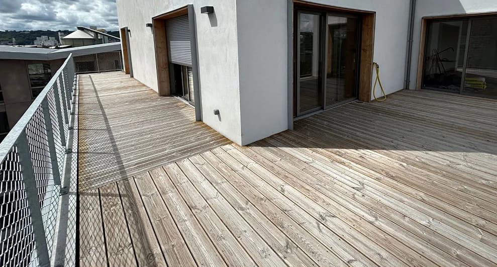 La terrasse en bois de l'appartement 505, au 5e étage du bâtiment Pontos, orientée au sud