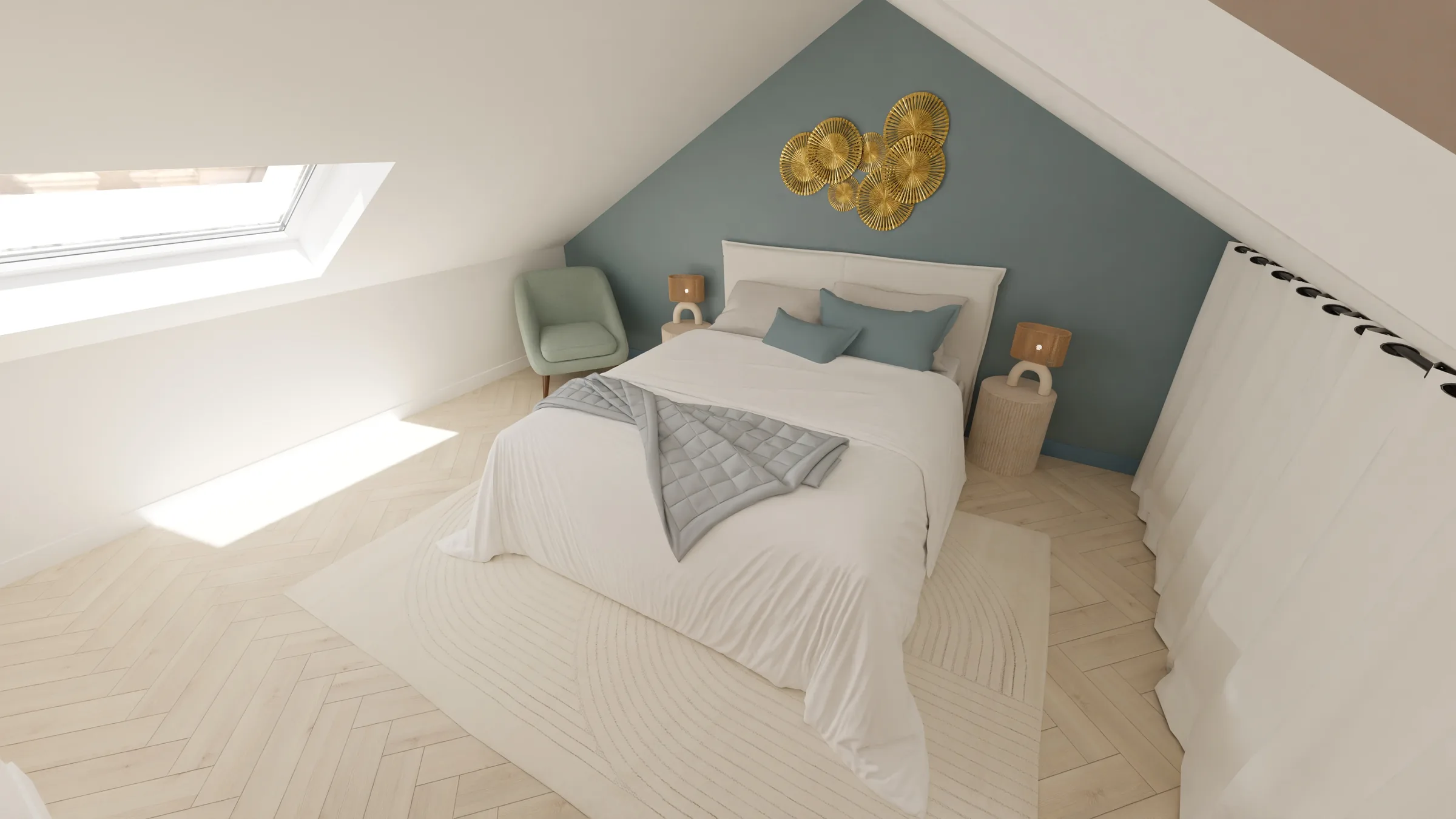 Chambre sous combles : mur pignon bleu-vert, lit double, fauteuil vert d’eau, parquet à chevrons et fenêtre de toit largement ouverte sur le ciel
