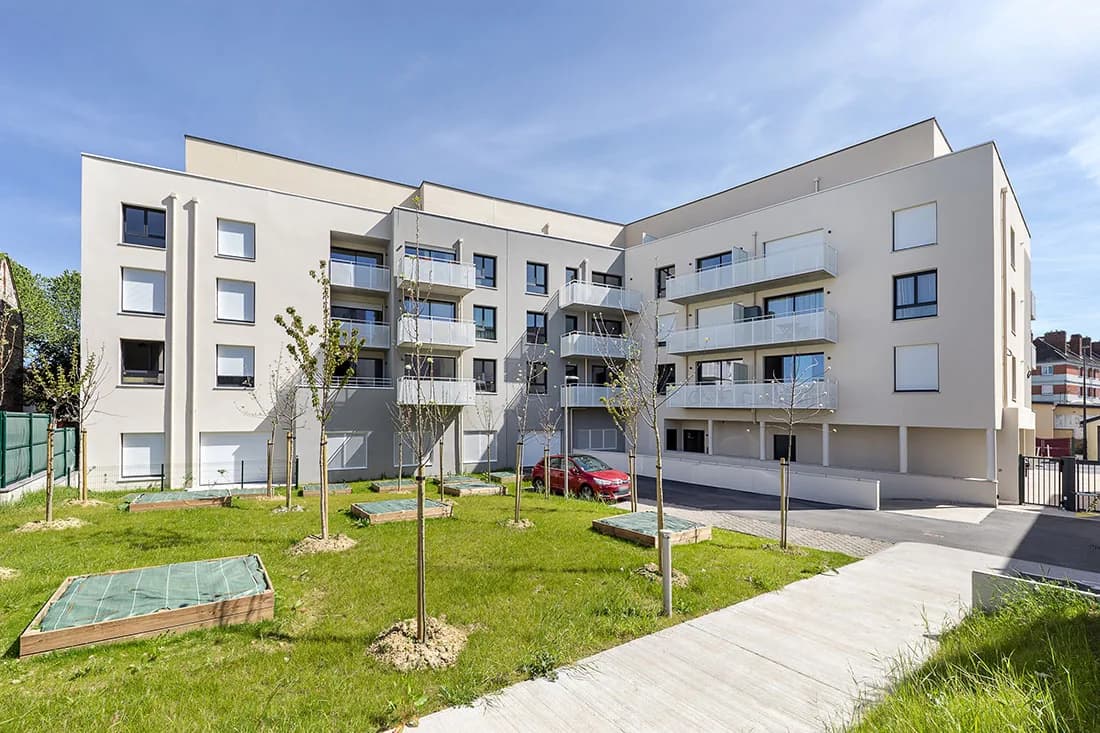Le verger partagé en cœur d'îlot, jeunes arbres et bacs de potager