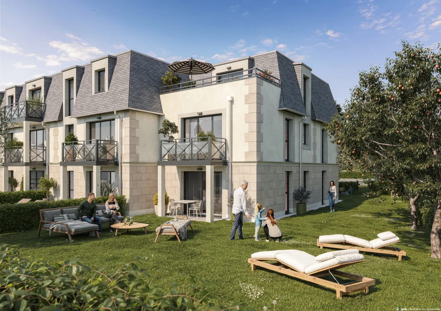 Jardin des Loges de Clairefontaine : façade claire à lucarnes et balcons, terrasse en rez-de-jardin, transats et famille sur la pelouse
