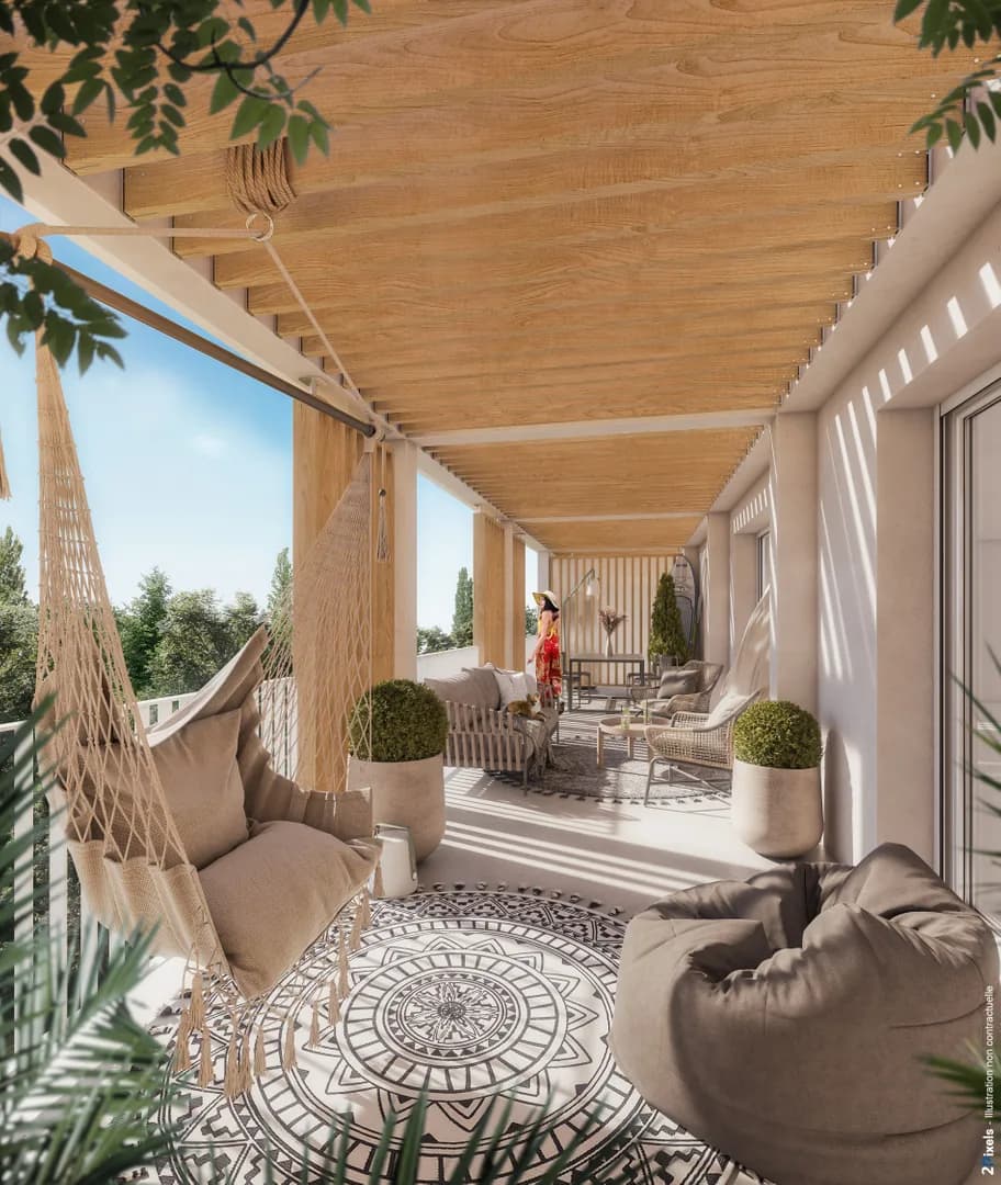 Loggia couverte d'un appartement des Terrasses de la Baie : pergola en bois, hamac, plantes et tapis d'extérieur