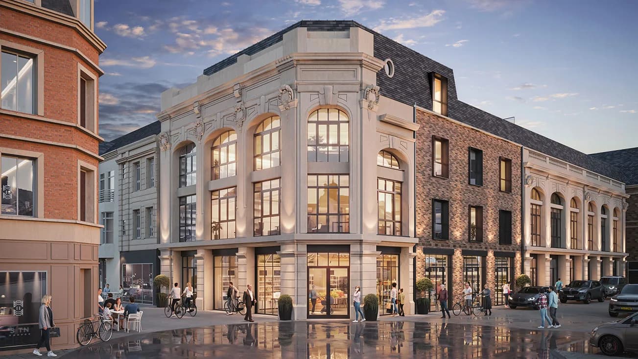 Résidence Vincelli à Fécamp : façade restaurée des anciennes Galeries Modernes, grandes baies cintrées éclairées, perspective