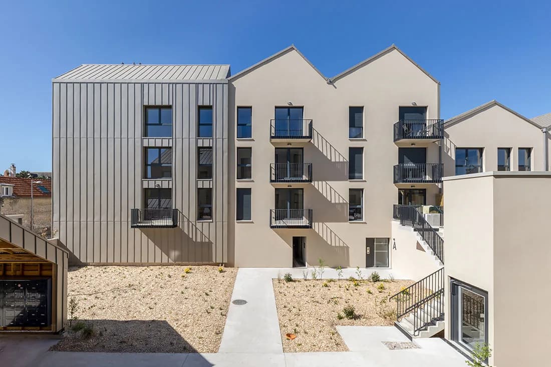 Façade sur cour, balcons et escaliers extérieurs