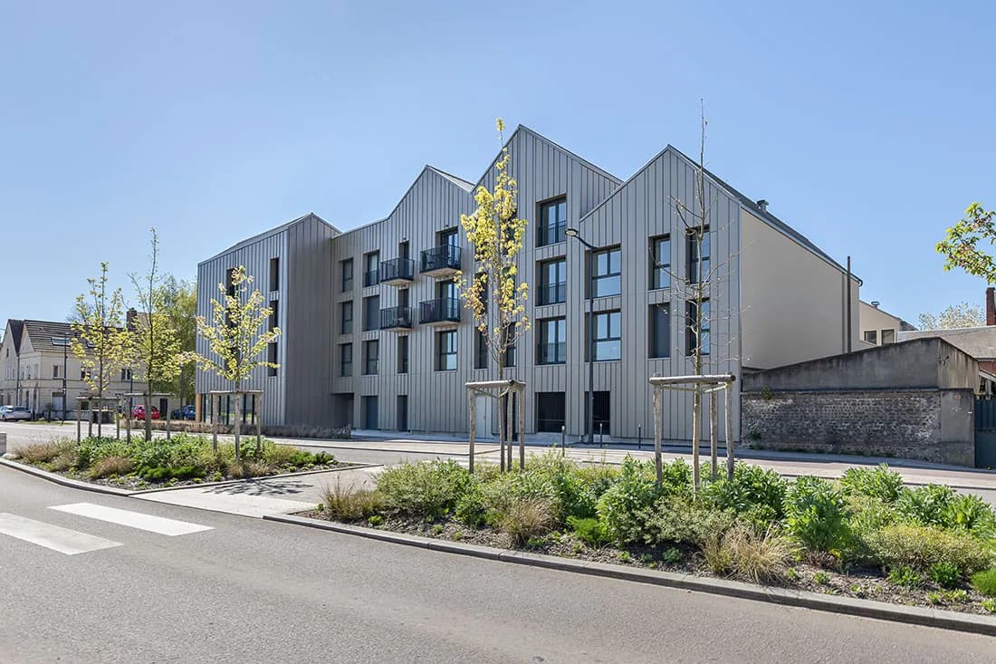 La résidence côté rue, bardage métallique et pignons