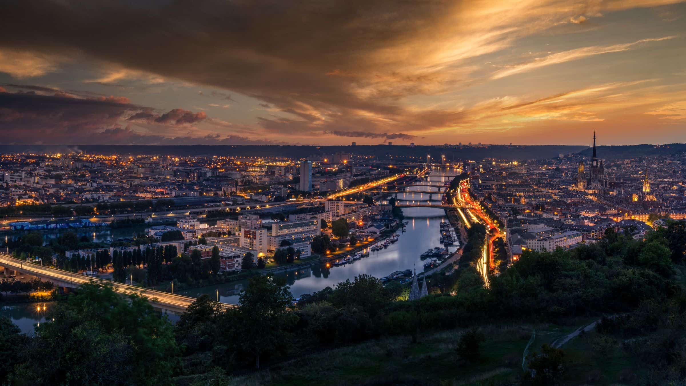 Vue de Rouen et de la Seine au coucher du soleil