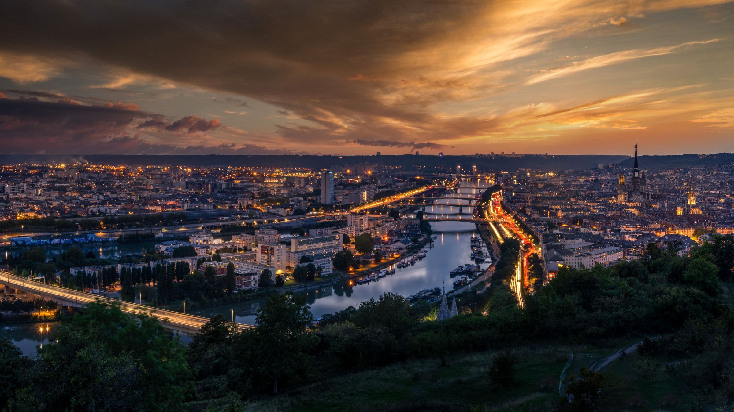 Vue de Rouen et de la Seine au coucher du soleil